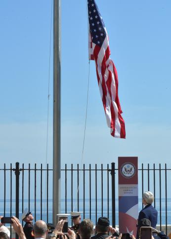 بالصور : لأول مرة منذ 54 عاما .. العلم الاميركي يرفرف أمام سفارة واشنطن في كوبا