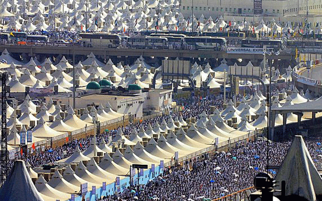 الحجاج يتوجهون إلى منى في يوم التروية