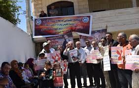 ذوو أسرى القدس يحتجون على قرار الصليب الأحمر