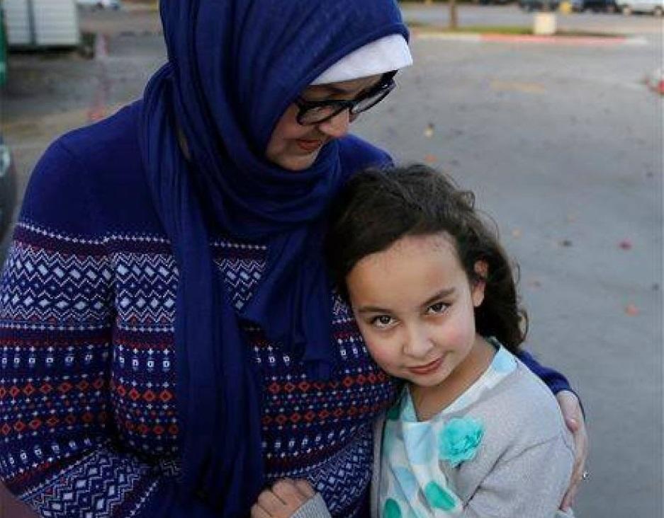 القصة كاملة : ضابطة أمريكية  .. أرسلت صورتها لطفلة سورية مكتوب عليها #سأحميك