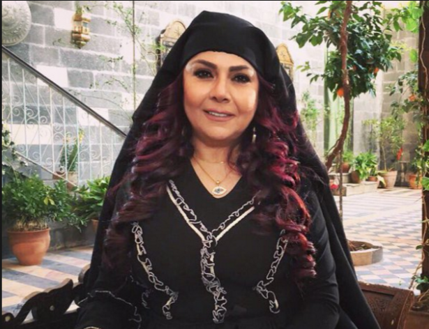 بالصورة  : صباح الجزائري وزوجها بلقطة رومانسية