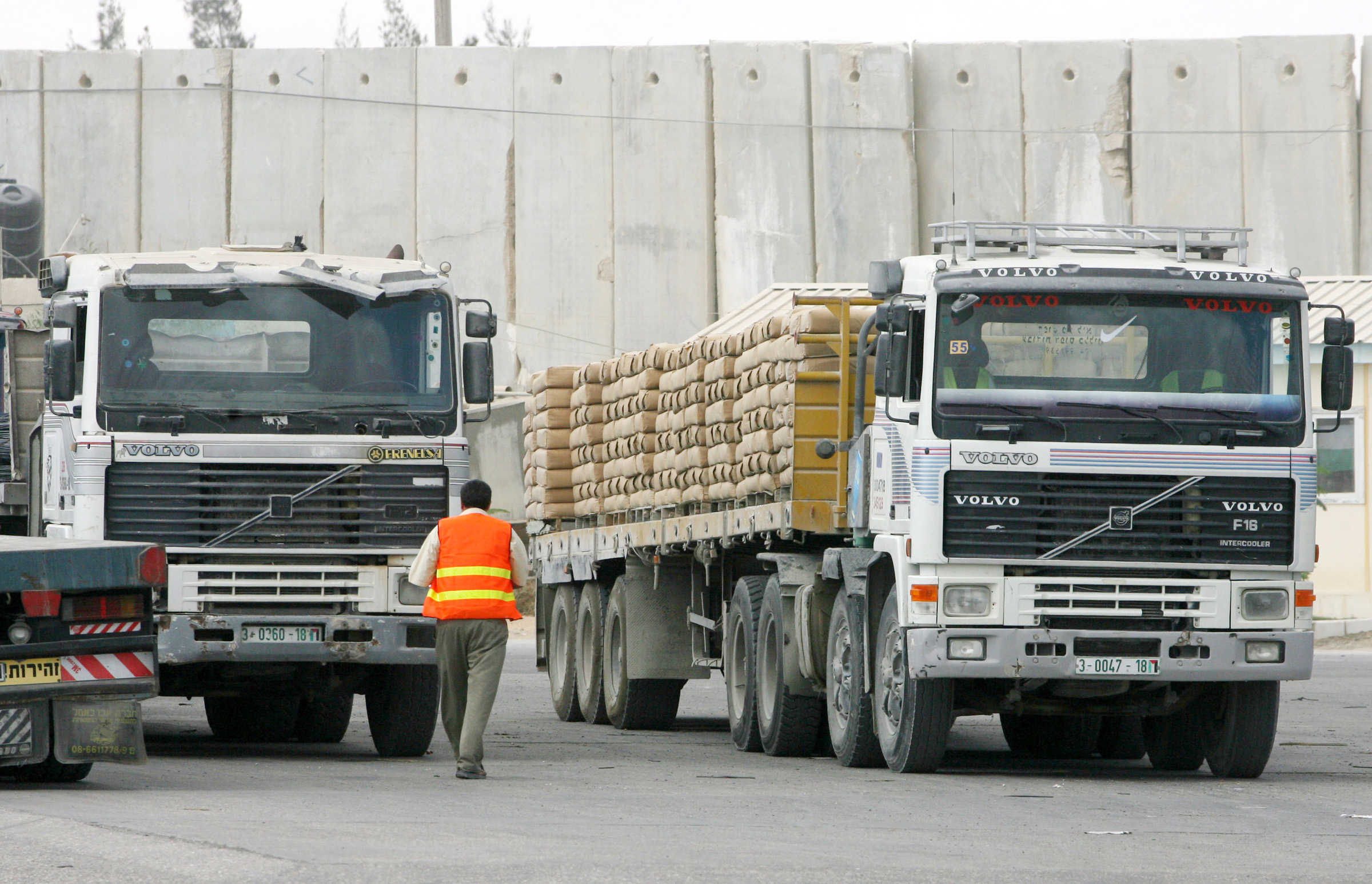 فتح معبر "كرم أبو سالم" لإدخال 750 شاحنة الأحد