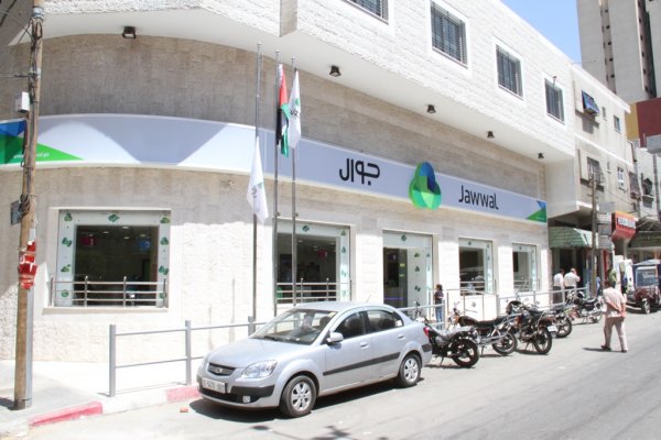 مواطنون يغلقون مقر شركة جوال في خانيونس لرفض الشركة التعاون معهم