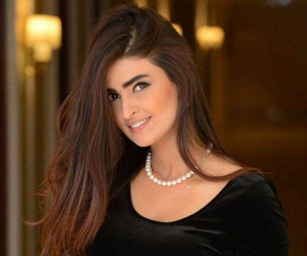 بالفيديو : شاهدوا ماذا فعل معجب سعودي عندما اقترب من الاعلامية علا الفارس