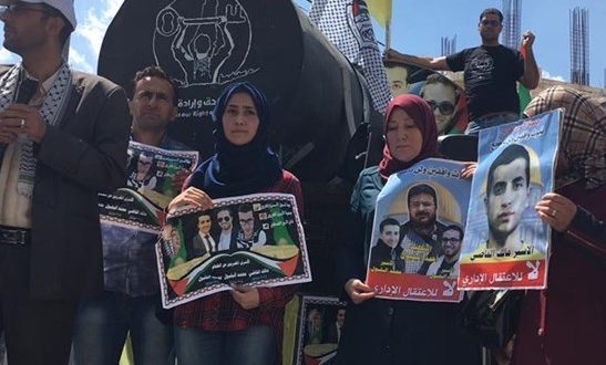 مسيرة تضامنية مع الأسرى المضربين عن الطعام في قرية بلعين