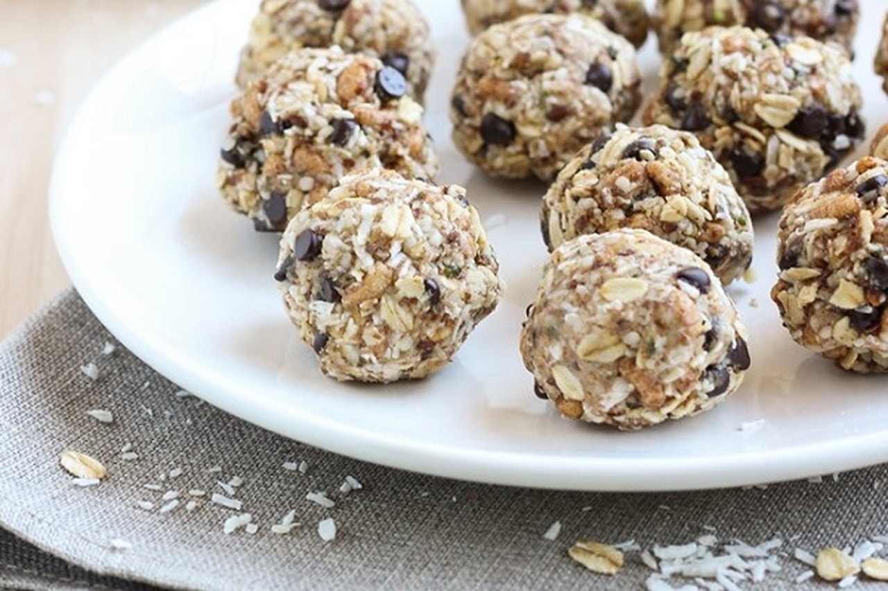 كرات الشكولاتة باللوز والشوفان وجوز الهند