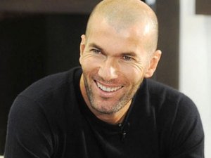 فيديو: سروال زين الدين زيدان يوقعه في موقف محرج..