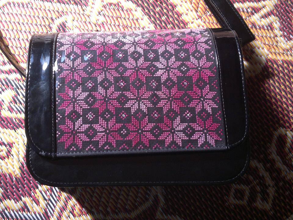 فلسطيني من  مخيم المغازي : صانع الحقائب يسعى للعالمية