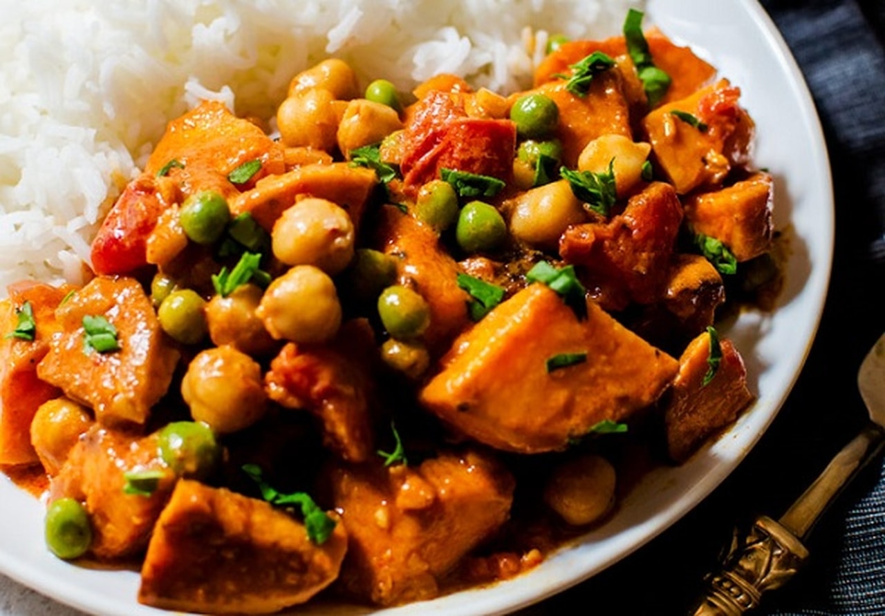 مكعبات الدجاج بالكاري والحمص