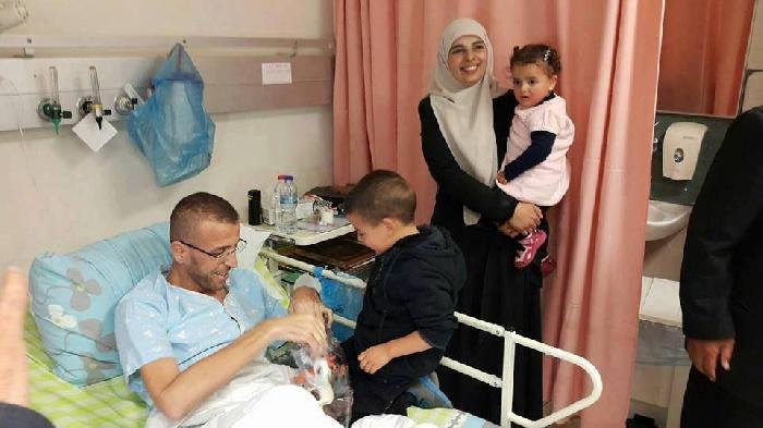 اول زيارة عائلية للأسير القيق بمستشفى هعيمك في العفولة