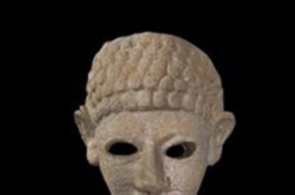 علماء اسرائيليون يكتشفون قالباً لصناعة الأقنعة بعمر 2900 سنة في الشمال