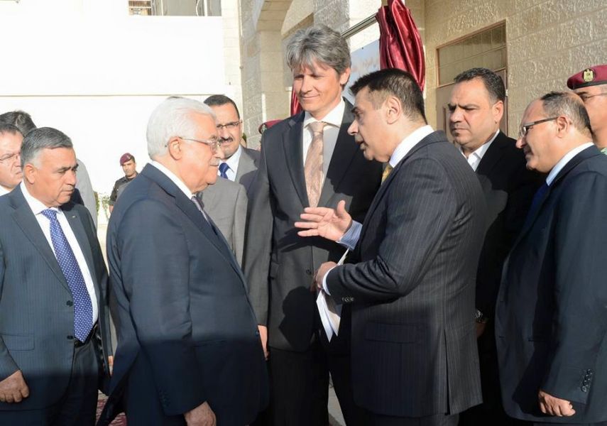 عباس يفتتح مشروع محطة توليد كهرباء من الخلايا الشمسية بالمقاطعة