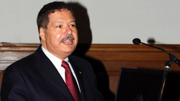 وصول جثمان العالم المصري زويل وتشييعه في موكب عسكري  غداً