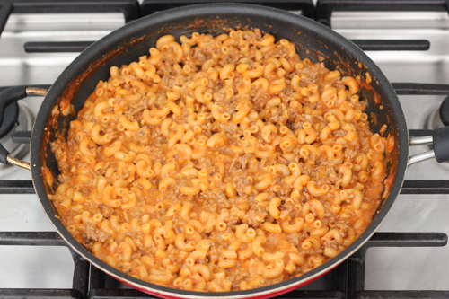 معكرونة بالجبنة واللحم المفروم