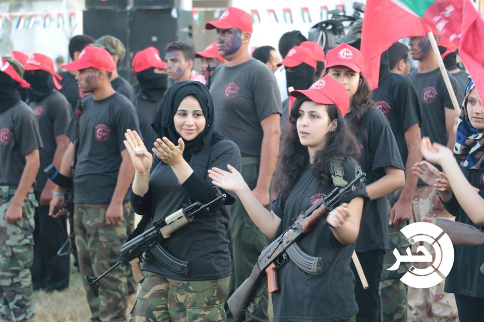 بالصور : الجبهة الشعبية تخرج 1000 فتى وفتاة مدربين في مخيمات عسكرية بغزة