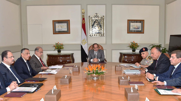 السيسي يطالب حكومته بحماية محدودي الدخل