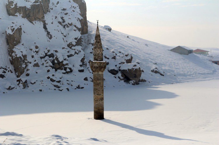 في شكل يبهر العين.. مئذنة مسجد بتركيا محاطة بالثلوج!