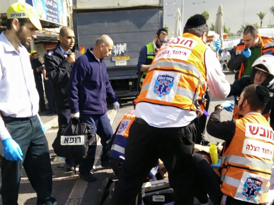 بدعوى الطعن ..إصابة شاب بجروح خطيرة بالقرب من باب العمود في القدس