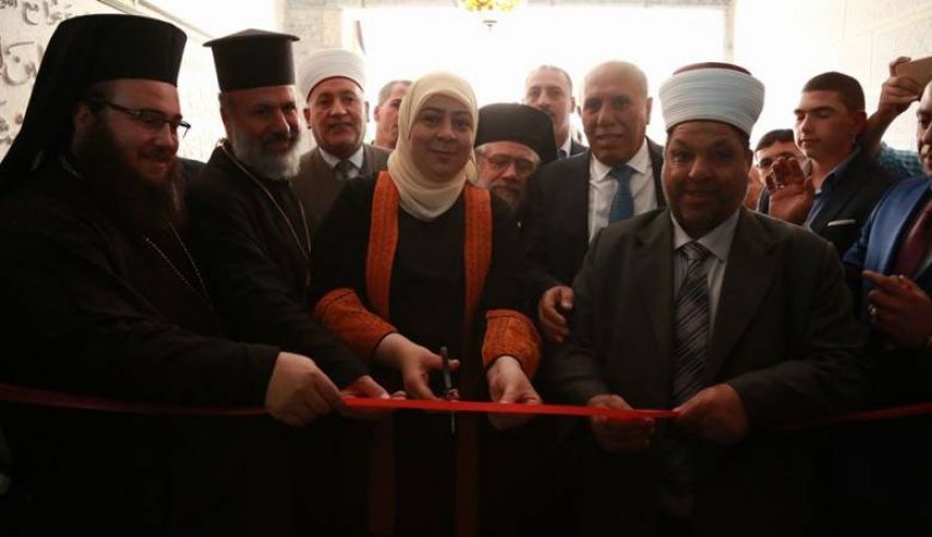 ادعيس وغنام يفتتحان مسجد الحاجة عائشة في البيرة