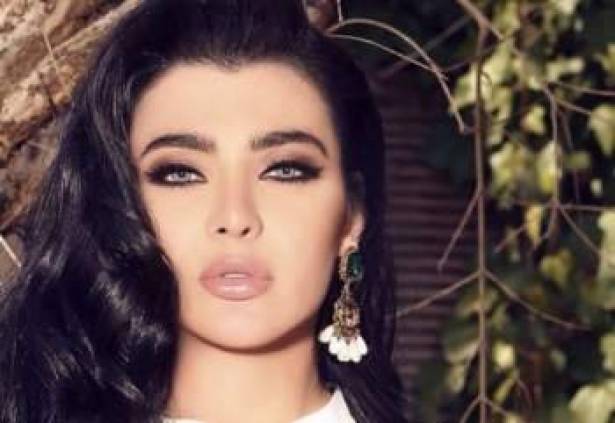 قمر توضح حقيقة صورتها العارية وشتمها للفنانين