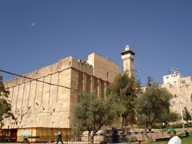 44 وقتاً منع رفع الأذان في المسجد الإبراهيم خلال الشهر الماضي