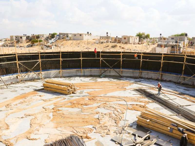 تنفيذ 22 بركة لتجميع مياه الأمطار فوق أسطح الدفيئات في جنوب القطاع
