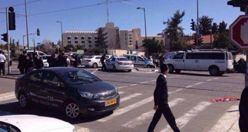 الاحتلال يعتقل فلسطيني بعد مطارة سيارته بالعيزرية