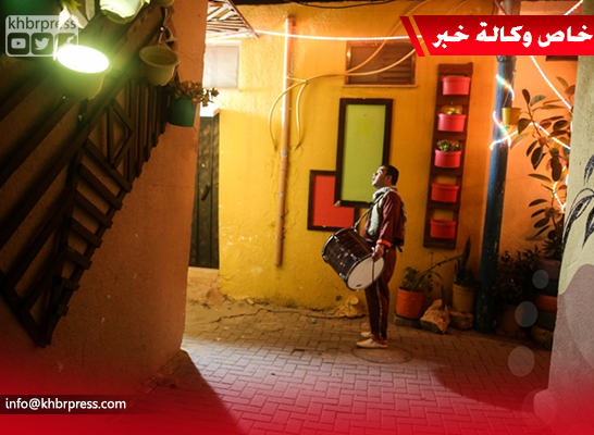 بالفيديو: رغم التطور التكنولوجي .. المسحراتي من الأجواء الرمضانية المميزة في حارات غزة