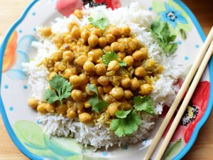 الحمص بالأرز والكاري