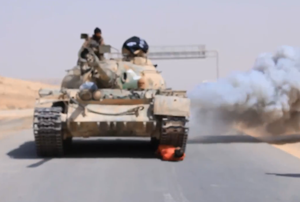 بالصور : "داعش" يعدم جندياً سورياً دهساً بدبابة