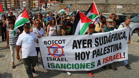 نشطاء في كتالونيا يحتجون على إستضافة برشلونة فريقاً صهيونياً