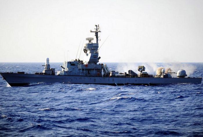 زوارق الاحتلال تفتح نيرانها تجاه قوارب الصيادين