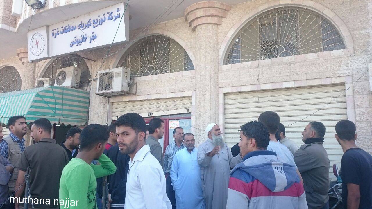 صور: أصحاب مصانع ومزارعون يتظاهرون أمام مقر شركة الكهرباء في خانيونس