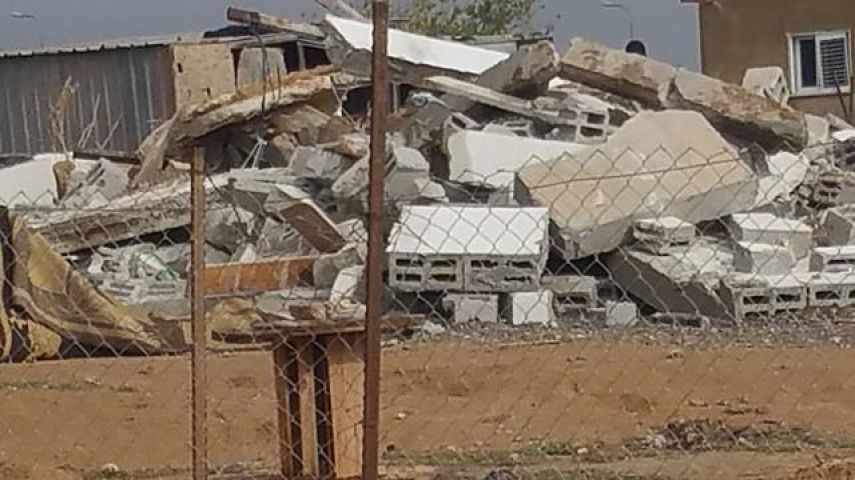 بالصور: هدم منزل مسنة مقعدة ومحطة حافلات بالنقب المحتل