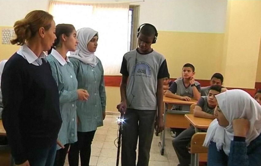 فيديو: فلسطينيتان تبتكران عصا ذكية لمساعدة المكفوفين