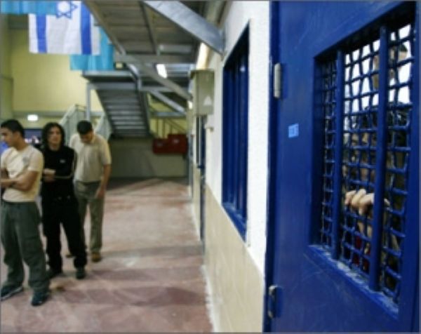 الاحتلال يمنع زوجة الأسير زلوم من زيارته