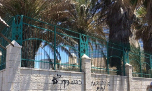 مستوطنون يعتدون على مسجد حسن بك ويخطون عبارات عنصرية ضد العرب