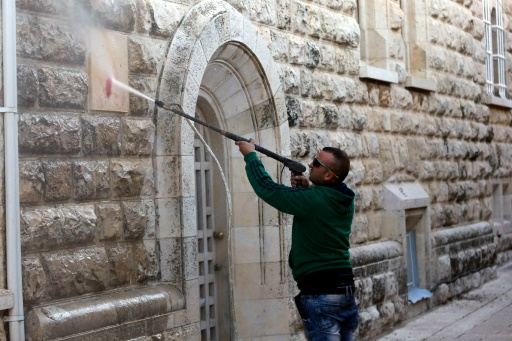 البصق   على رهبان طائفة الأرمن