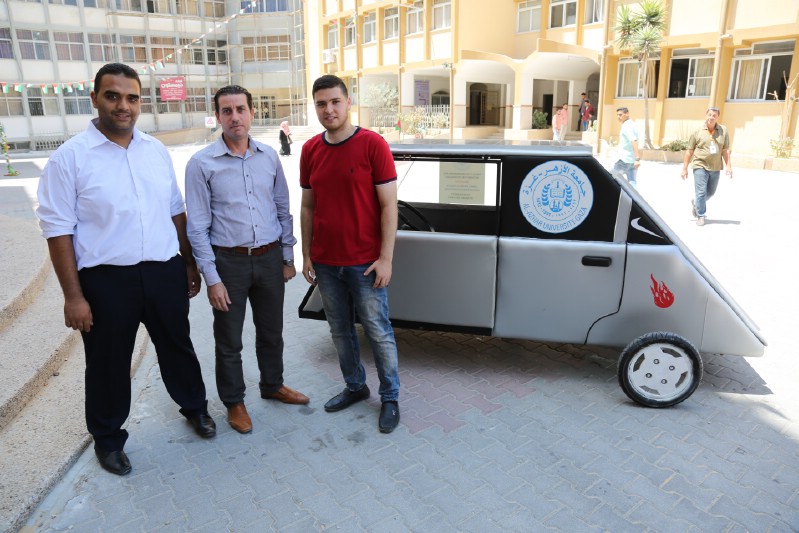 بالصور.. طالبان من جامعة الأزهر يخترعان سيارة تعمل بالطاقة الشمسية