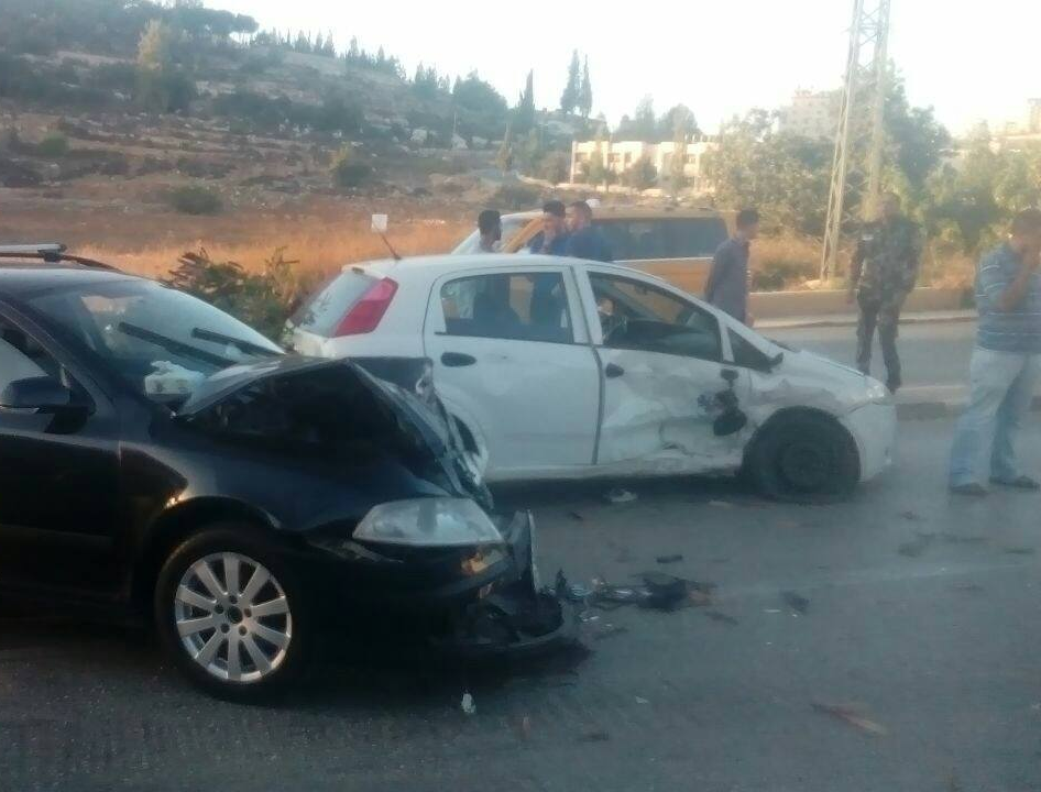 بالصور: 4 إصابات إحداهما خطيرة إثر حادث سير برام الله