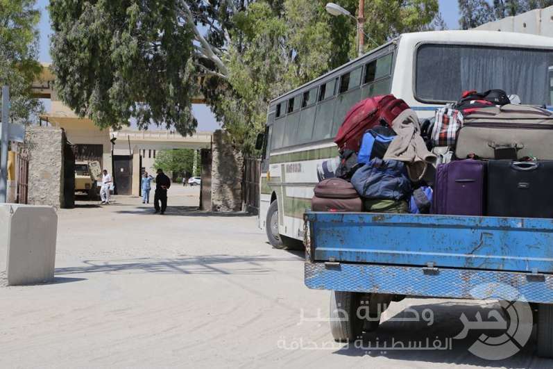 محدث بالصور: مغادرة حافلتين وسيارة إسعاف ودخول 3 حافلات عبر معبر رفح البري