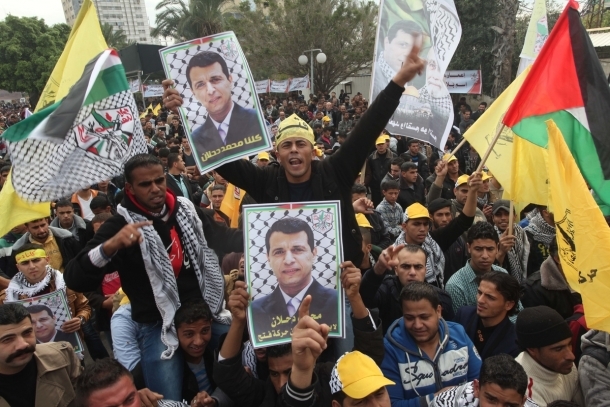 مراقبون: عباس لن يستطيع تجاهل مصر ..ودحلان لن يسلم للامر الواقع وسيبحث سبل العودة لفتح