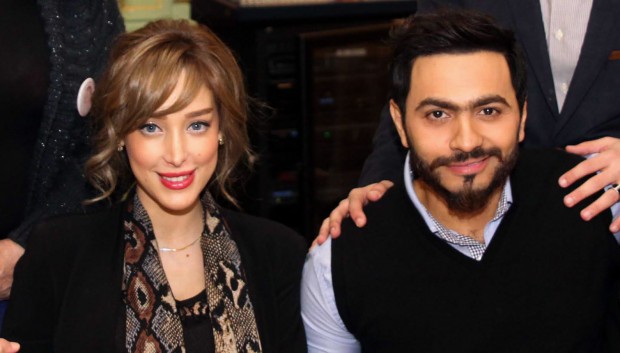 زوجة تامر حسني توضح سبب هروبه من معجبة حاولت معانقته في الكويت