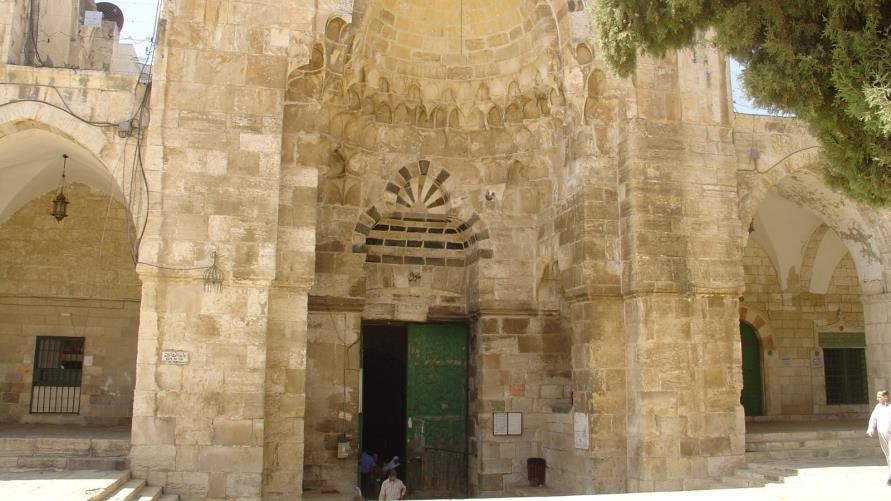 الاحتلال يغلق أبواب المسجد الإبراهيمي أمام المصلين ويفتحه للمستوطنين