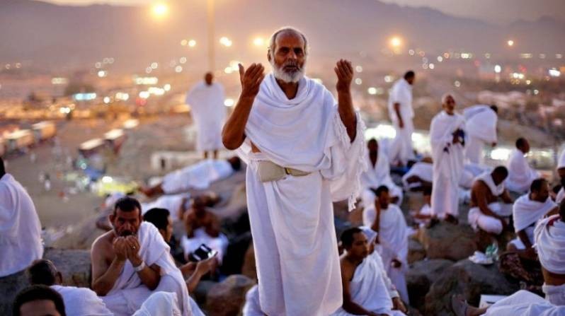 مدير عام الحج والعمرة يتفقد تسجيل الحجاج في نابلس