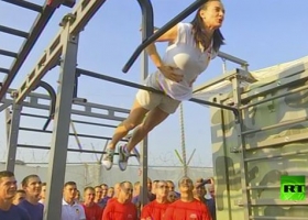 فيديو: رياضية روسية تقود الجنود بقاعدة حميميم السورية