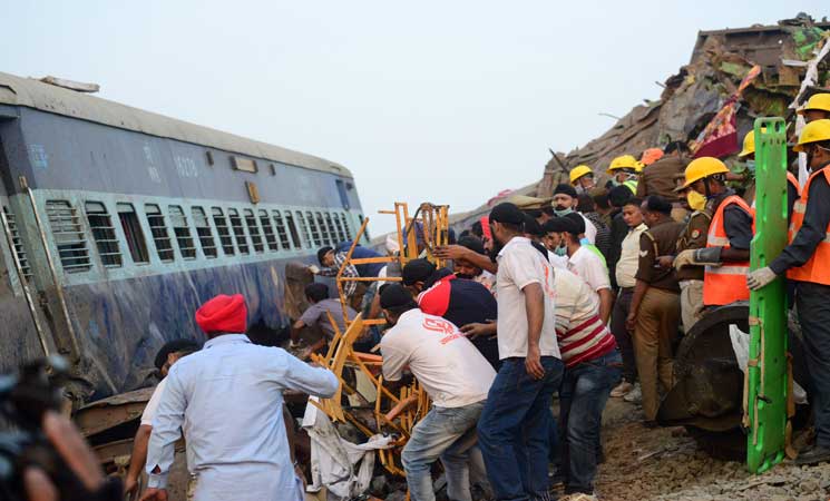 إصابة 43 شخصاً  إثر خروج قطار عن القضبان في الهند
