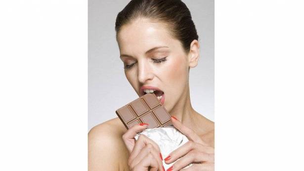 لماذا تشعر النساء بشهية مفرطة قبل الدورة الشهريّة؟