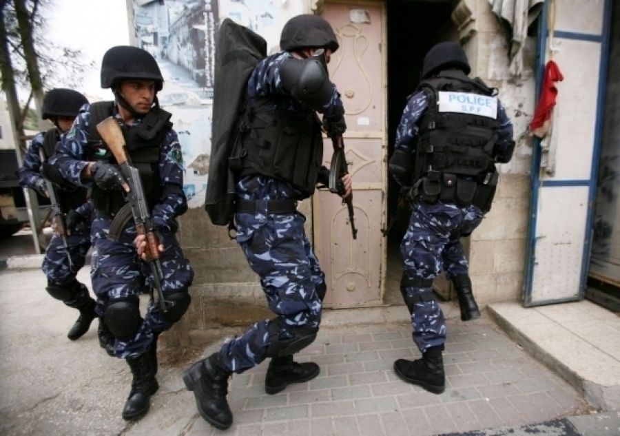 السلطة تعتقل 5 أسرى محررين من بلدة بيت أمر بالخليل