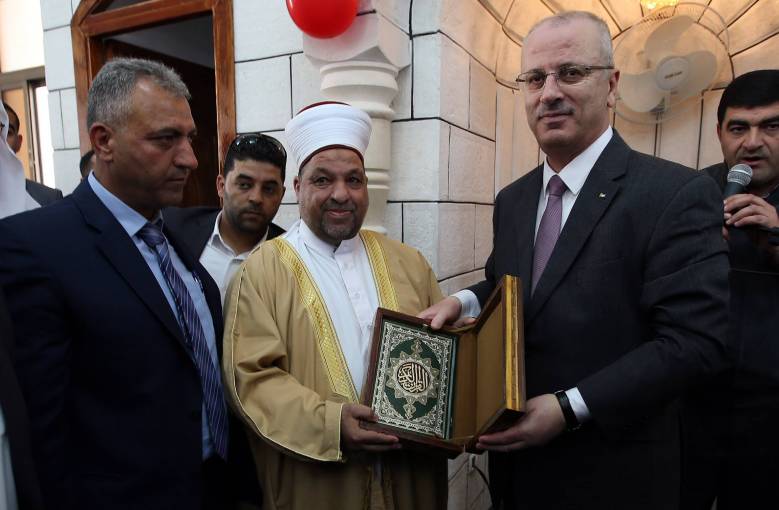 بالصور: الحمد الله يفتتح مسجد "الكوثر" في طولكرم
